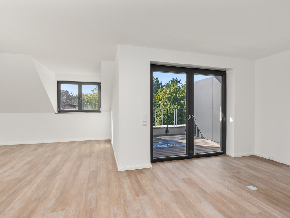 Wohn- / Esszimmer mit offener Küche (37,70m²) und Zugang zur Dachterrasse