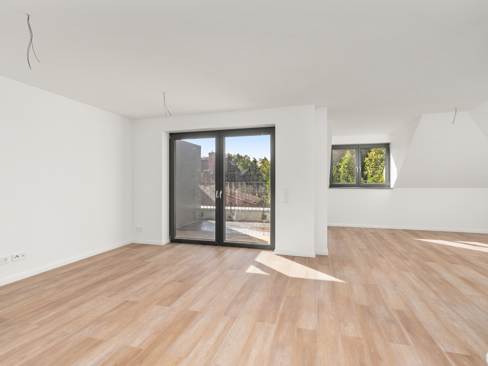 Wohn- / Esszimmer mit offener Küche (ca. 44,70m²) und Zugang zur Dachterrasse