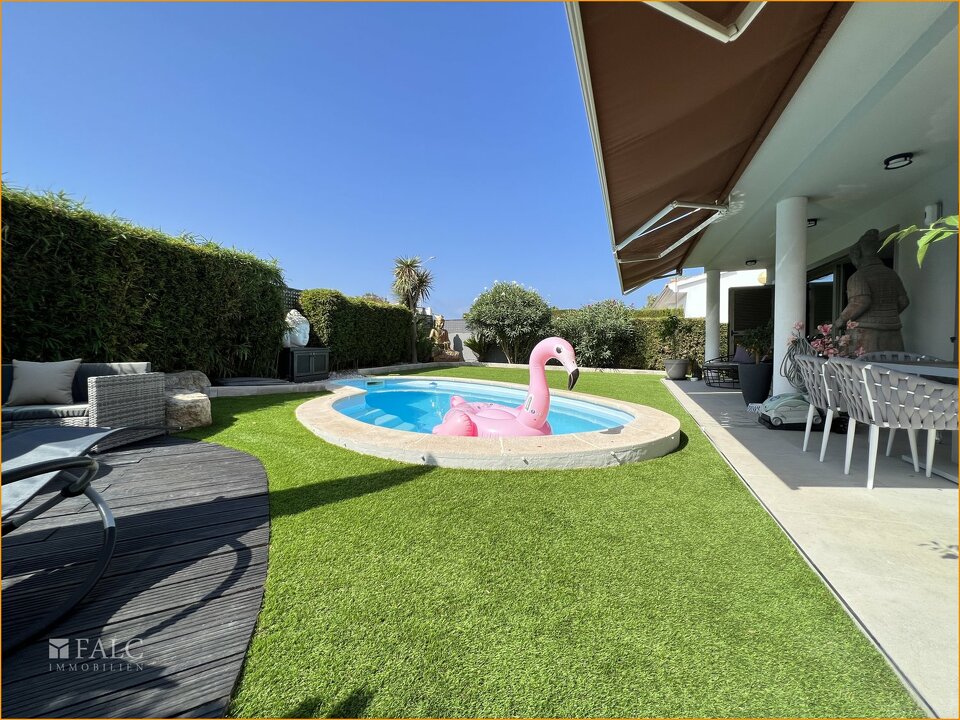 Blick Pool/Haus/Vista piscina y casa/View pool and house