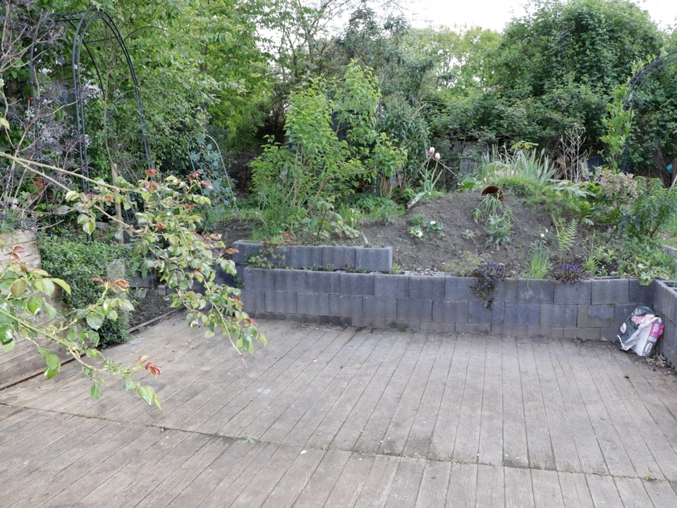 Terrasse mit Blick in den Garten