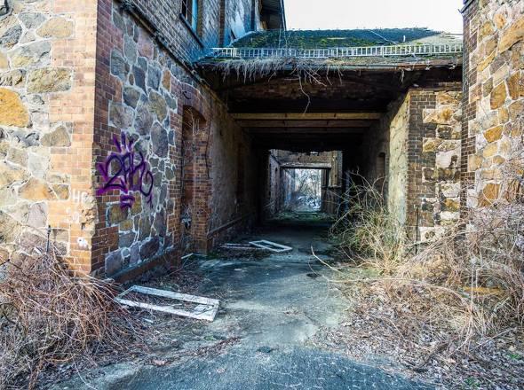 Gang zwischen den Produktionsgebäuden