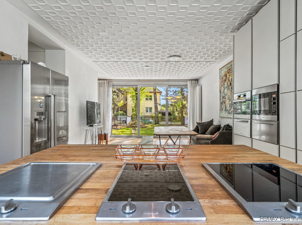 Küche mit Blick ins Esszimmer