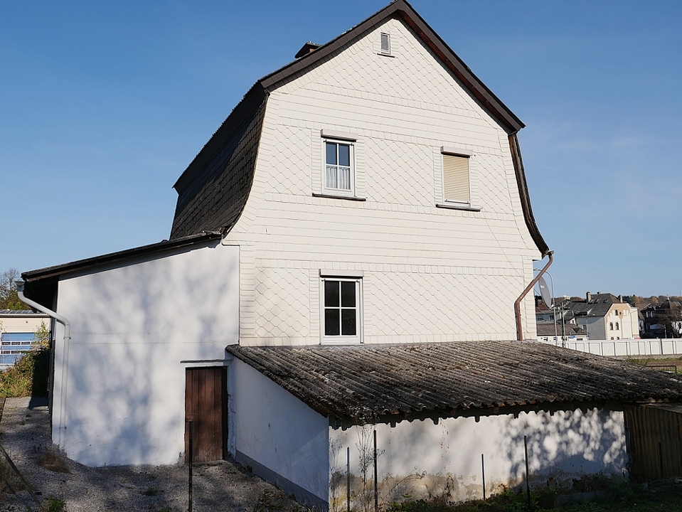 Rückseite des Hauses mit Anbauten