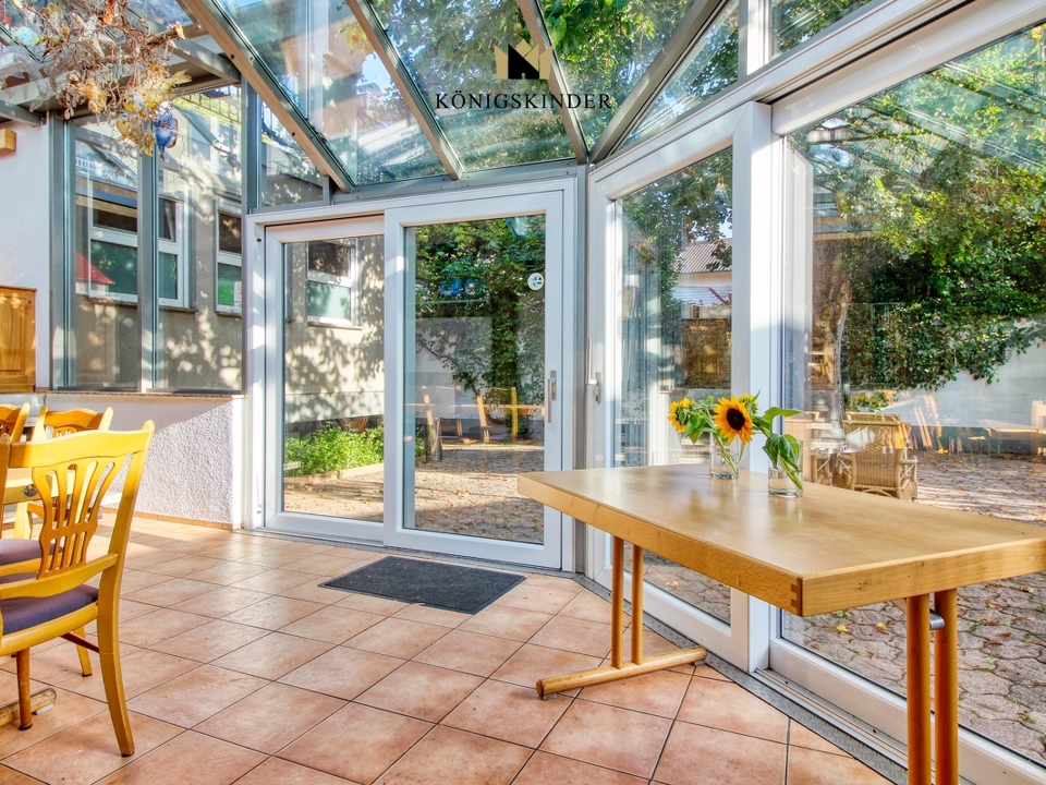 große Fensterfronten mit Blick in den Garten