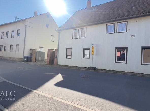 Strassenansicht mit Toreinfahrt 