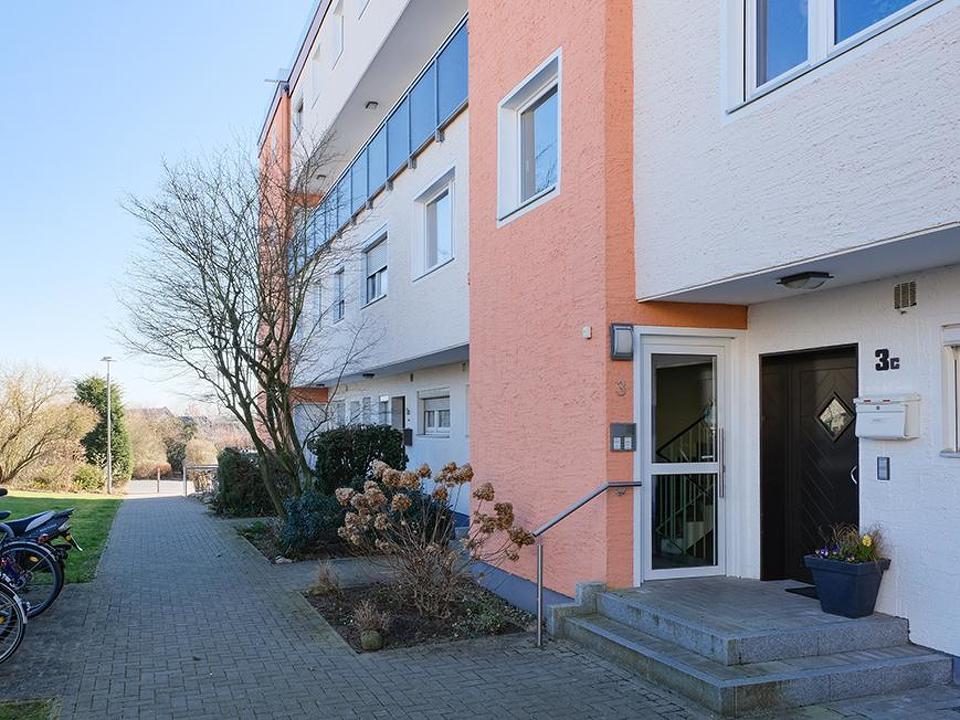 Hauseingang mit Zuwegung