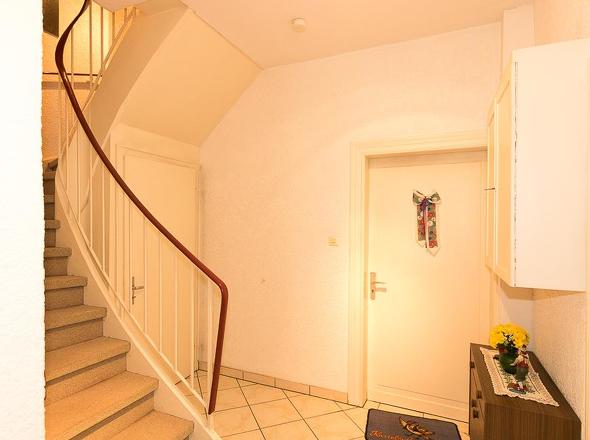 EG: Flur 1 mit. Treppe R. OG