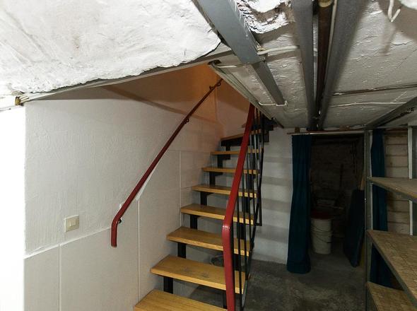 KG: Treppe R. Flur 1 EG