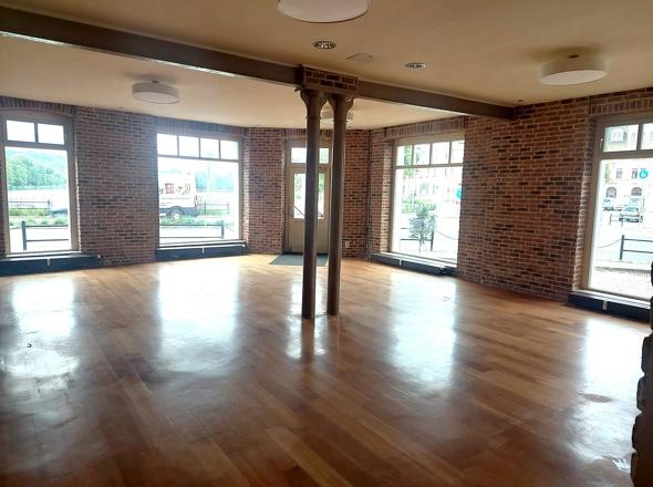 Ladenfläche mir großer Fensterfront