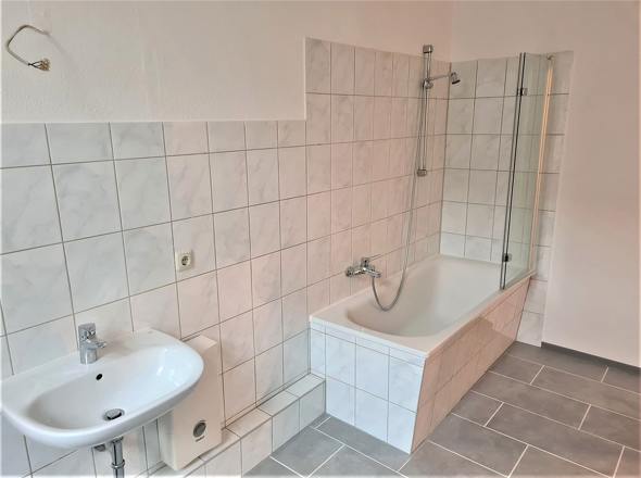 Bad mit Wanne und Duschabtrennung