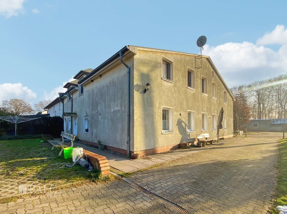 Seitenansicht + Einfahrt