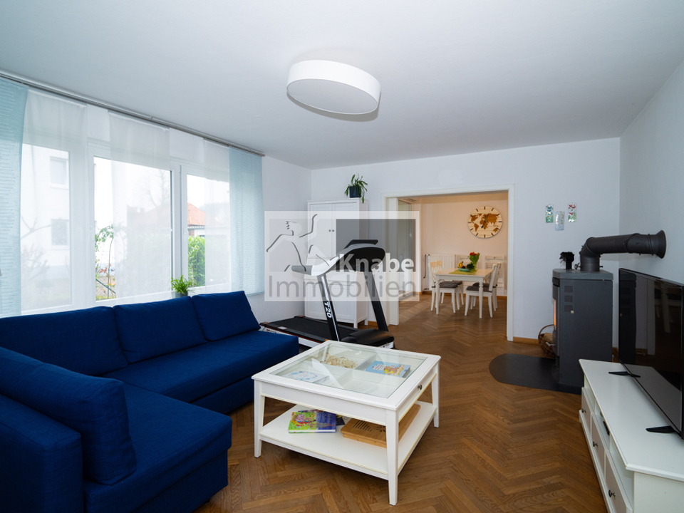 Wohnzimmer mit Blick ins Esszimmer