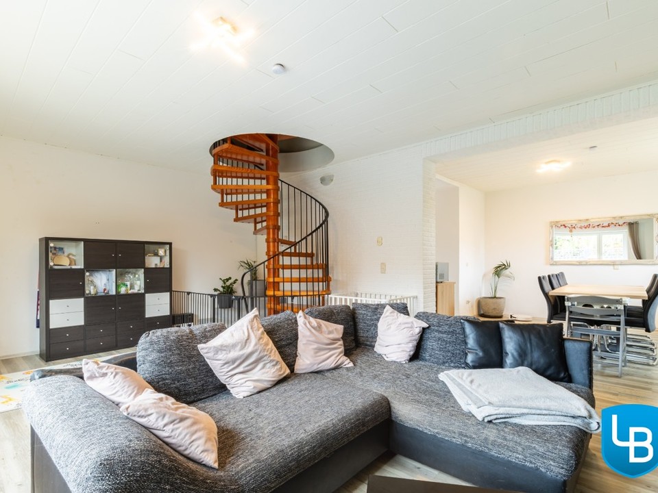 ... mit Wendeltreppe ins DG/ zu einem weiteren Zimmer