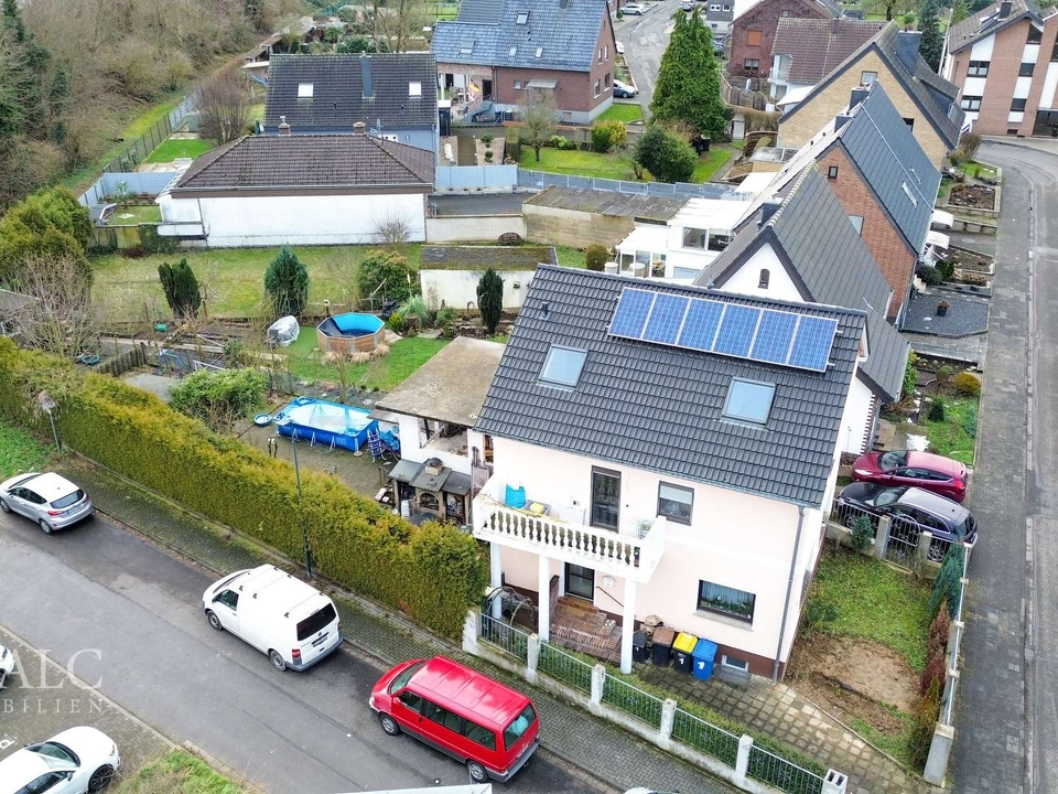 Hausansicht mit Garten