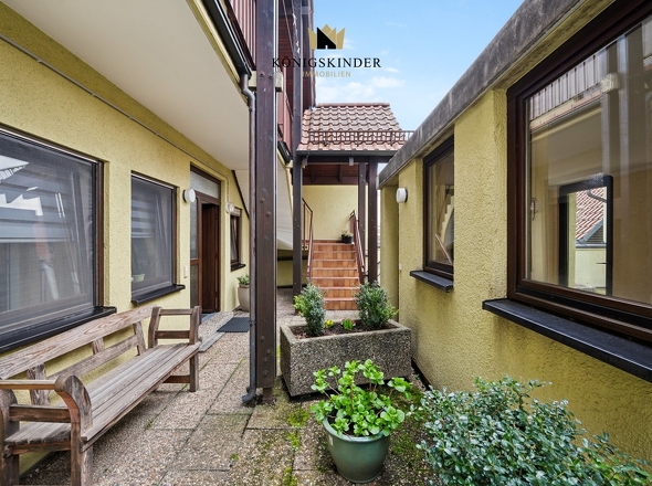 zum 1 Obergeschoss ins Atrium