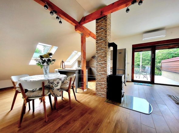 Neu renovierte Wohnung im Dachgeschoss