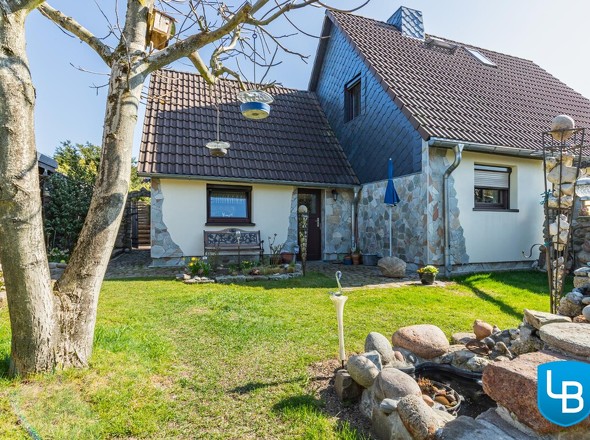 Blick vom Garten zum Haus