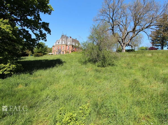 ...und weitläufiger Garten