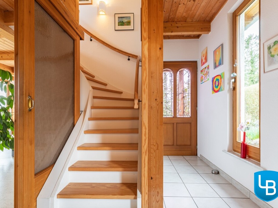 ... und Holztreppe ins DG