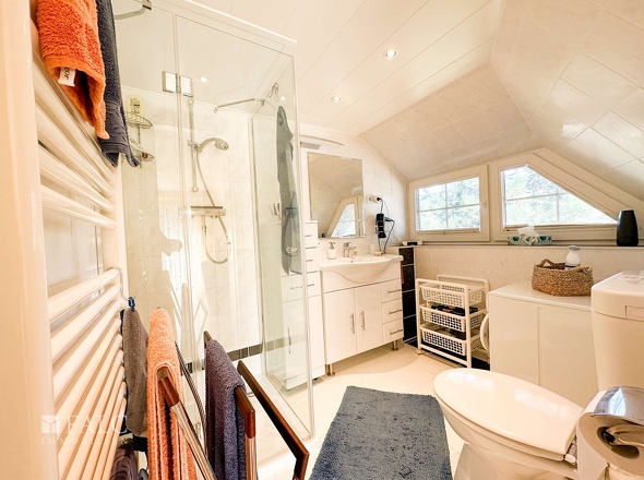 Bad DG Wohnung rechts