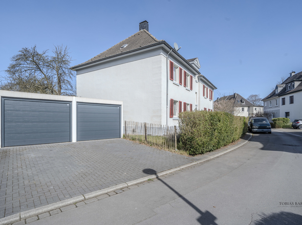 Fassade - links mit 2 Garagen 