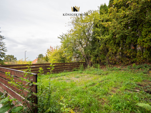 Grünfläche über den Garagen