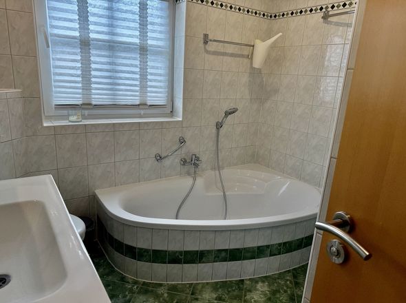 Badezimmer im EG mit Eckbadewanne und Dusche