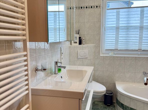 Bad mit Dusche und Eckbadewanne