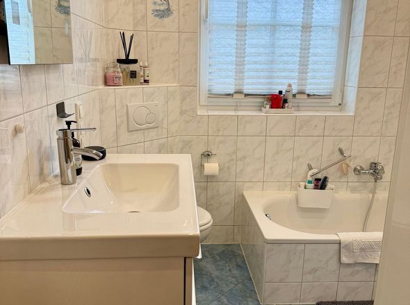 Badezimmer im OG mit Wanne und Dusche