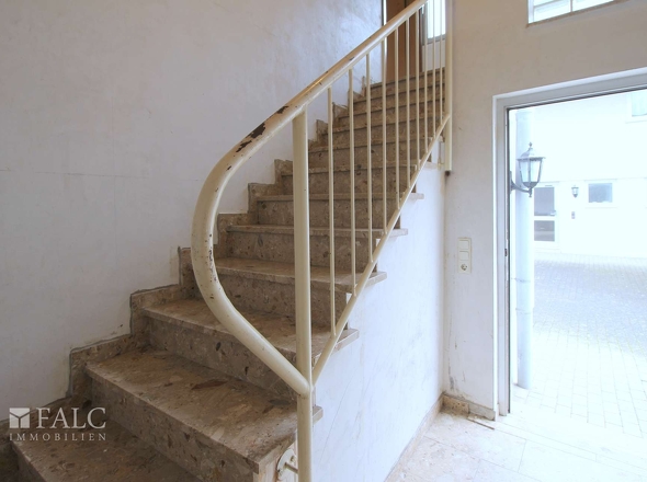 Treppe ins 1. OG links