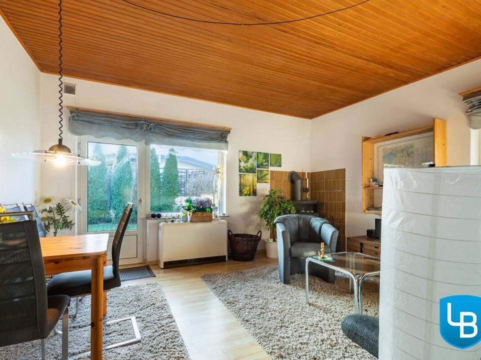 Wohnzimmer mit Kamin und Zugang zum Garten...