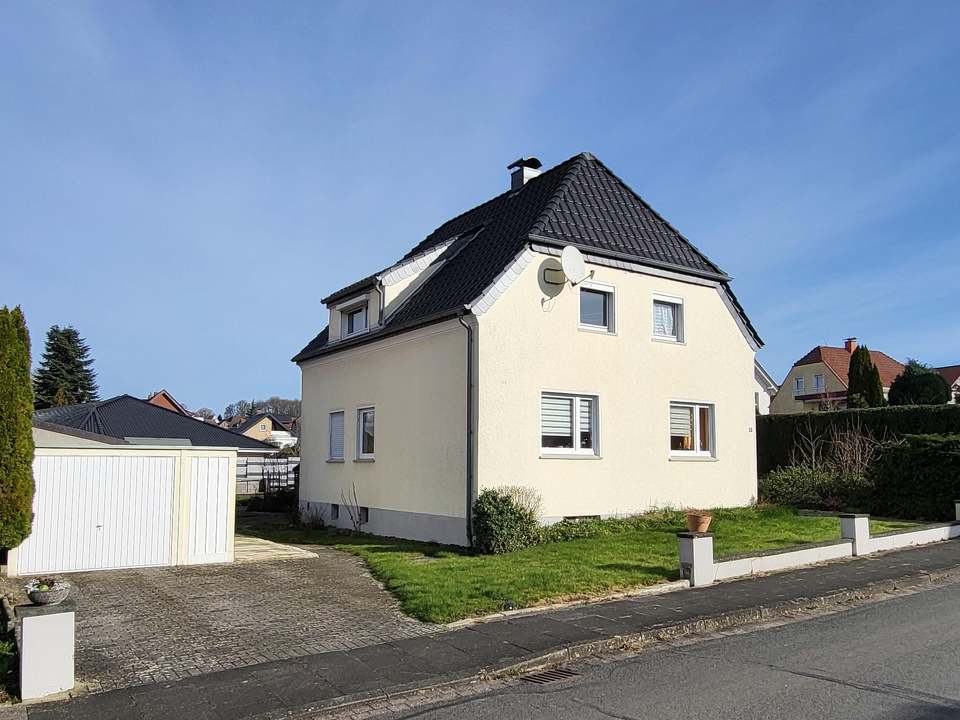 Straßenansicht mit Garage