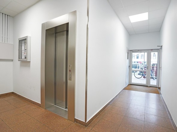 Hauseingang u. Personenaufzug