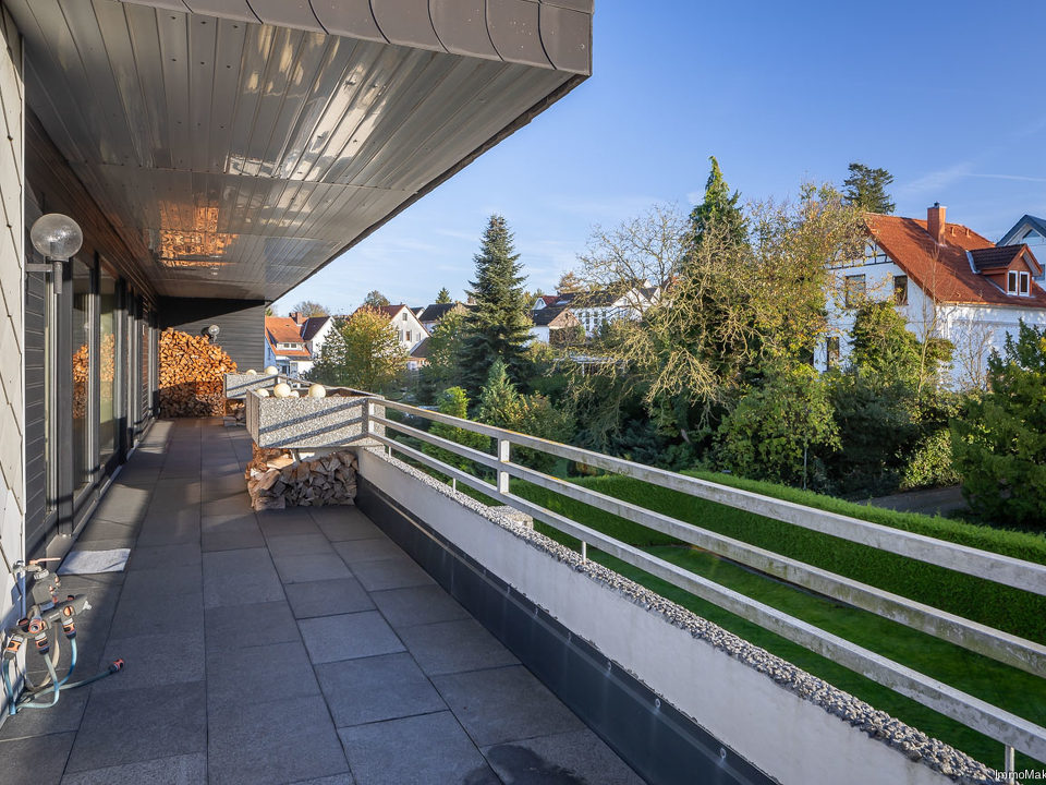 Die überdachte Dachterrasse zum Süden