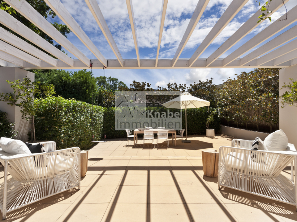 Ihr Platz auf der Terrasse_AdobeStock_© yurmary