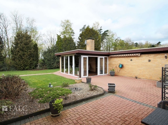 Terrasse und Gartenhaus