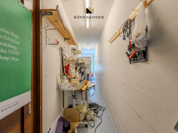 Lager hinter dem Saal