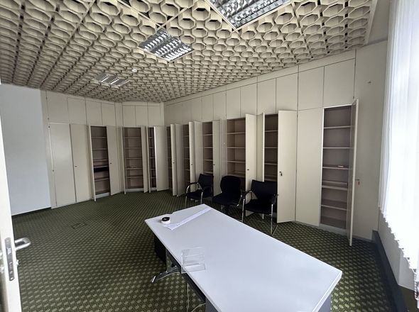 Büro mit Wandschränken