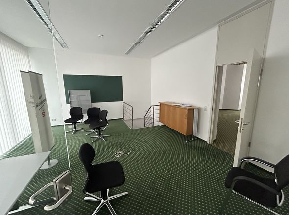 Büro mit Zugang zu Personalräumen