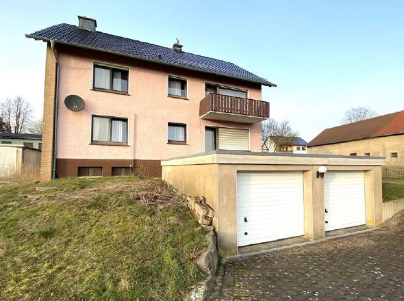 Ansicht Haus und Garage