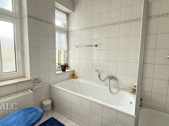 Bad mit Dusche und Wanne 