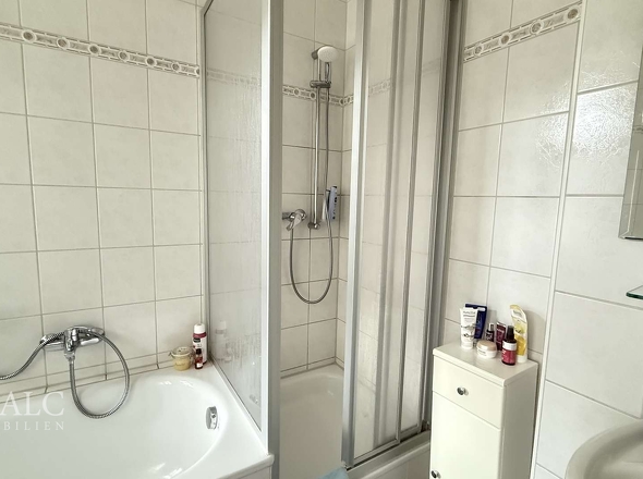 Bad mit Dusche und Wanne 