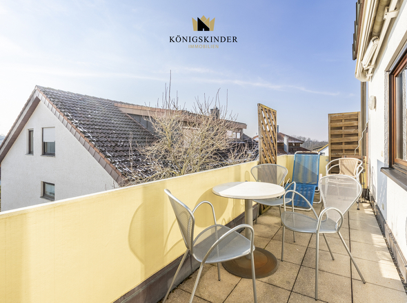 Gemütlicher Balkon mit Blick ins Grüne