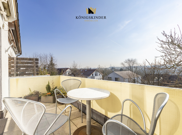 Gemütlicher Balkon mit Blick ins Grüne