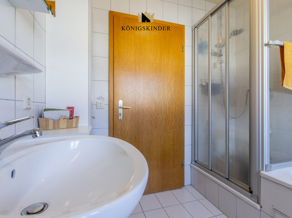 Modernes Tageslichtbad- Funktionalität trifft Wohlfühlatmosphäre