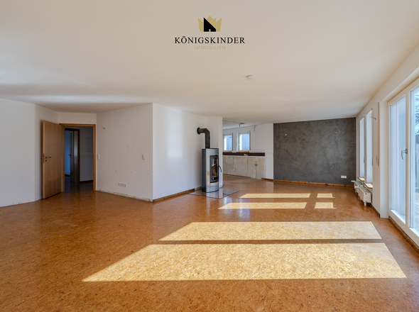 Der Holzofen sorgt für Wärme, das Wohnzimmer für Wohlfühlmomente – fehlt nur noch Ihr Lieblingssessel!