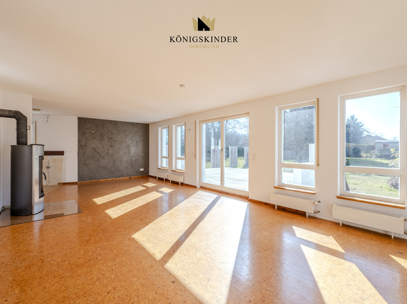 Großzügige Fenster, fließendes Licht – ein Ambiente zum Wohlfühlen.