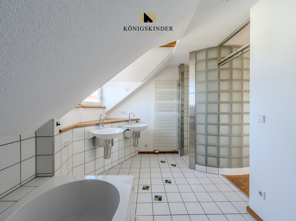 Doppelt so viel Luxus: Zwei Waschbecken, Wanne und Dusche für das perfekte Wohlfühlbad.