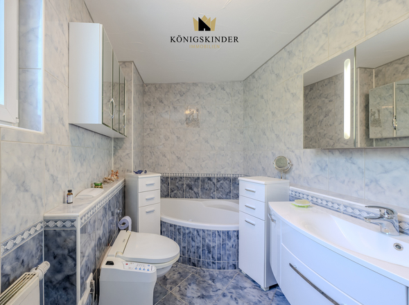 Raum zum Wohlfühlen: Bad mit Dusche und gemütlicher Wanne