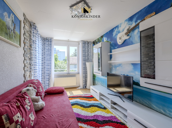 Flexibles Kinderzimmer mit sonnigem Balkon für frische Luft